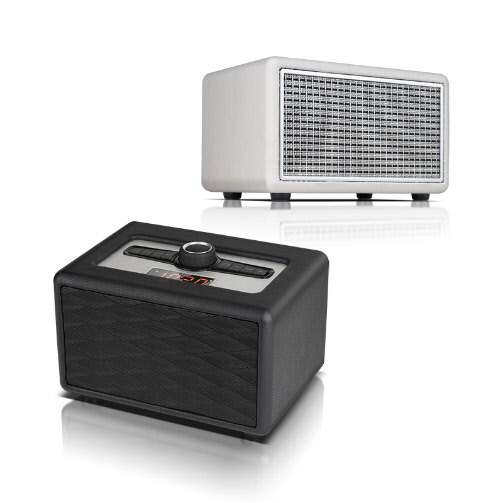 사운드 전문기업 브리츠가 하이파이 오디오급의 강력한 사운드를 내는 블루투스 라디오 알람시계 'BZ-JB3050BT'를 출시한다고 20일 밝혔다. 어떤 곳에 놓아도 잘 어울리는 탁상형 블루투스 스피커 'BZ-JB3050BT'는 PU 가죽을 사용해 매우 세련되고 고급스럽다. 복고풍 디자인을 적용해 실내 공간을 장식하는 인테리어 소품으로도 제격이다. 색상은 흰색과 검정색이 있으며 전면 그릴은 각각 다른 디자인과 소재를 사용했다. 검정색 제품은 금속을, 흰색은 패브릭을 써 서로 다른 분위기를 연출한다. 브리츠 제공